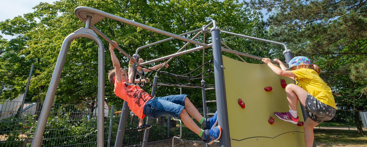 Kinder auf dem Klettergerüst